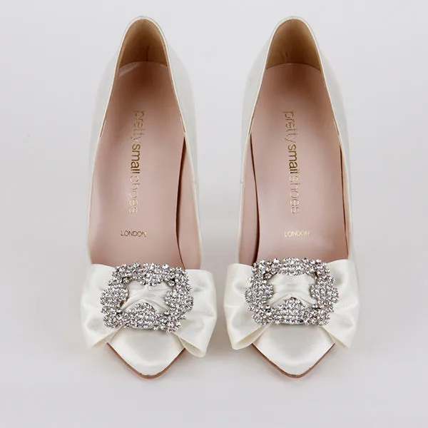 *CREME - ivory satin, detachable broach, 8cm size UK 2.5
